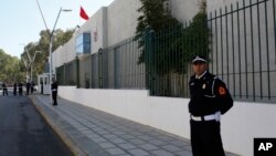 Un policier marocain garde l'entrée du bureau judiciaire d'investigation à Sale, près de Rabat, Maroc, le 29 janvier 2017.