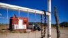 Situasi di depan pagar pintu masuk ke Bonanza Creek Ranch, lokasi syuting film "Rust" di Santa Fe, N.M (dok: AP Photo/Andres Leighton) 