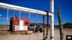 Situasi di depan pagar pintu masuk ke Bonanza Creek Ranch, lokasi syuting film "Rust" di Santa Fe, N.M (dok: AP Photo/Andres Leighton) 