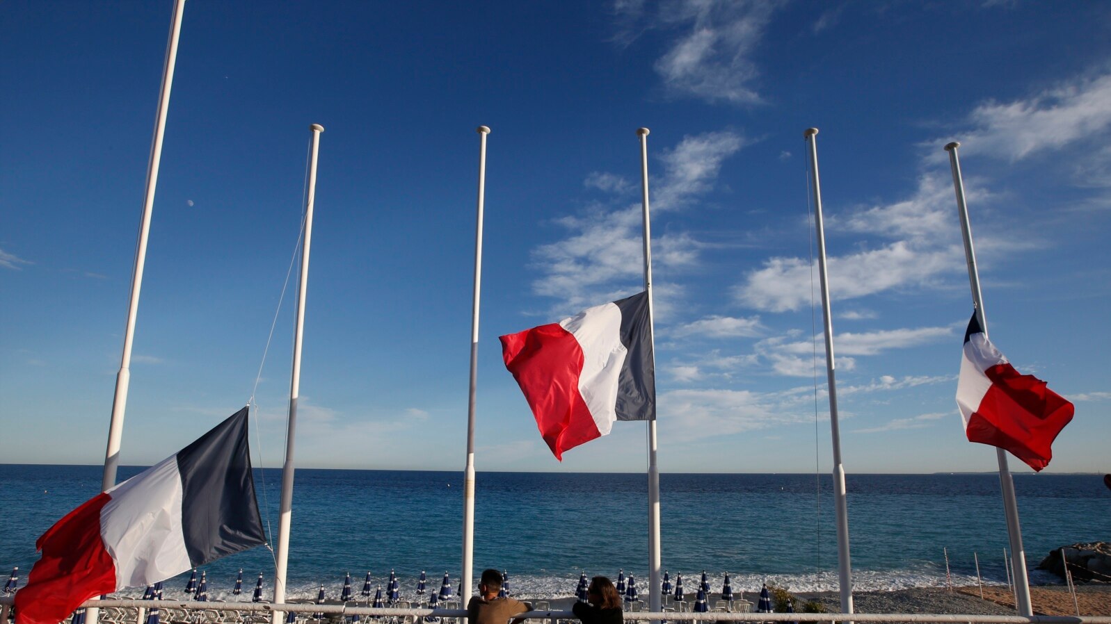 Bendera-bendera dikibarkan setengah tiang untuk mengenang para korban teror truk (14/7). (foto: REUTERS/Eric Gaillard)