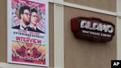 ພາບໂຄສະນາຮູບເງົາເລື້ອງ The Interview ຕິດຢູ່ຝາ ຂອງໂຮງສາຍຮູບເງົາ Alamo Drafthouse Cinema ເມື່ອວັນອັງຄານທີ 23 ທັນວາ 2014.