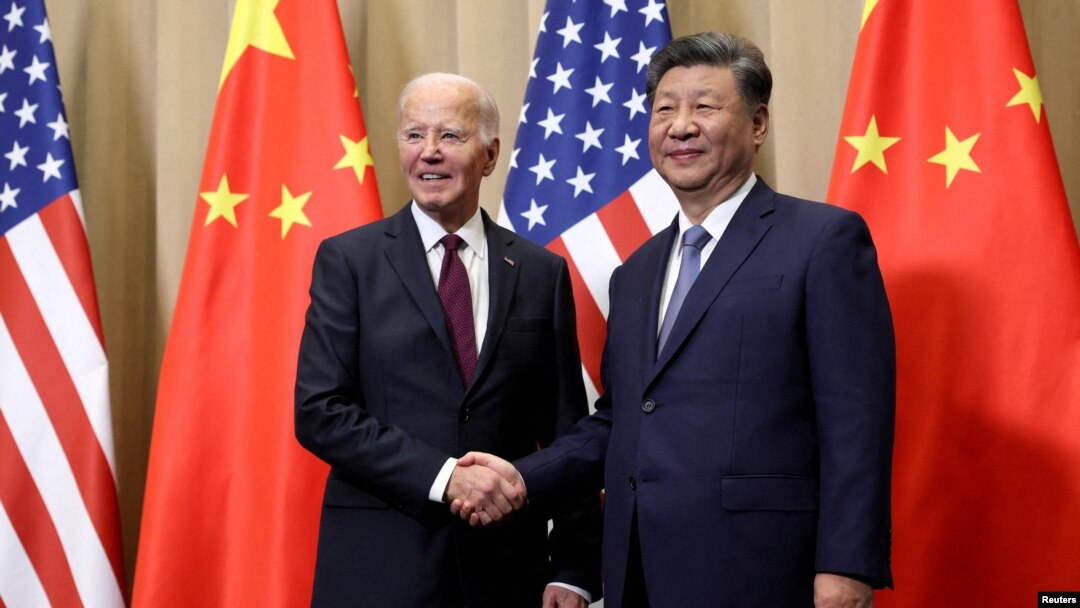 Tổng thống Mỹ Joe Biden, trái, gặp Chủ tịch Trung Quốc Tập Cận Bình bên lế Hội nghị Thượng đỉnh APEC tại Lima, Peru, ngày 16/11/2024.