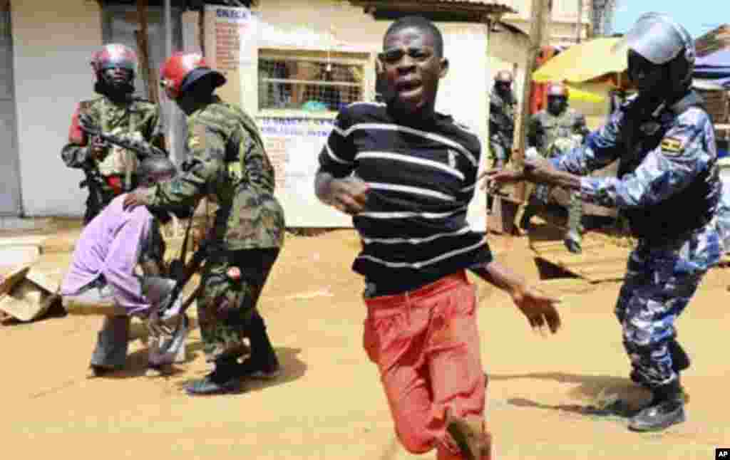 Anti-riot and military policemen disperse supporters of Uganda's Forum for Democratic Change (FDC) leader Kizza Besigye during a protest in Kireka suburb of the capital Kampala, April 18, 2011. Ugandan opposition leader Besigye was charged in court on Mon