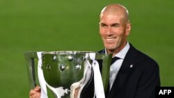 L'entraîneur du Real Madrid Zinedine Zidane remporte la Liga avec le Real Madrid le 16 juillet 2020.