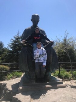 Hermanos Jaydem J Gonzalez (14 años) y Jadiel J Rodriguez (12 años) visitan las Cataratas del Niágara, el viernes 14 de mayo de 2021. [Foto: Cortesía]