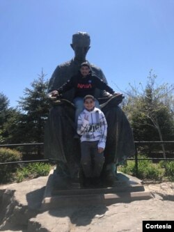 Hermanos Jaydem J Gonzalez (14 años) y Jadiel J Rodriguez (12 años) visitan las Cataratas del Niágara, el viernes 14 de mayo de 2021. [Foto: Cortesía]