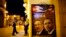 "Kubaga marhamat" deb yozilgan plakatda Kuba rahbari Raul Kastro va AQSh Prezidenti Barak Obama. Gavana, 17-mart, 2016-yil