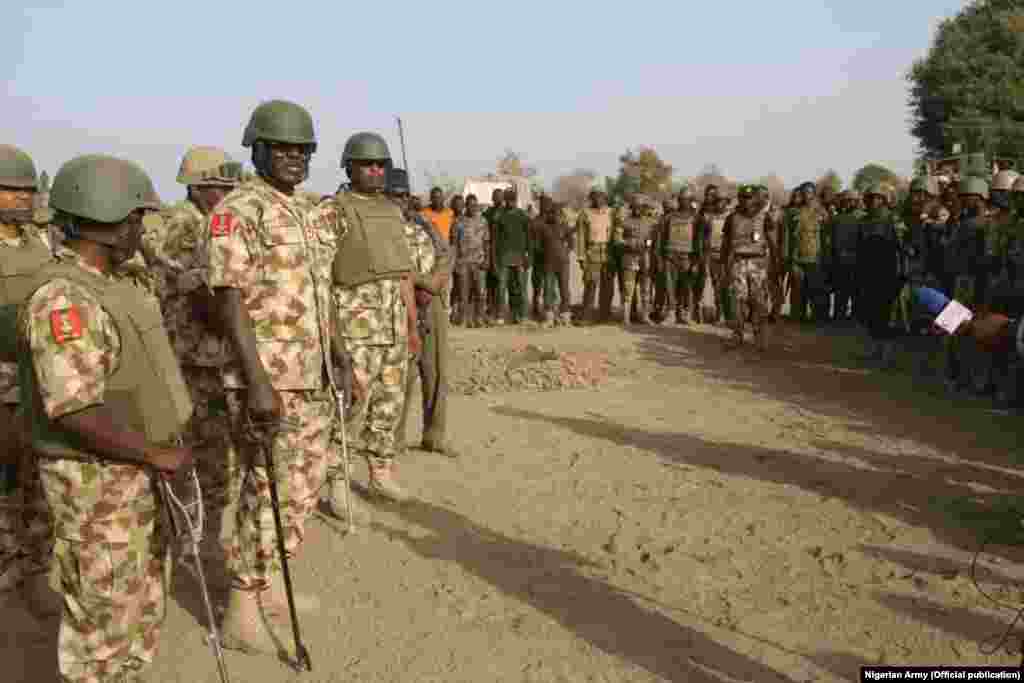 Babban hafsan sojojin kasa na Najeriya, Leftana janar Tukur Buratai, ya ziyarci sansanonin sojojinsa a dajin Sambisa