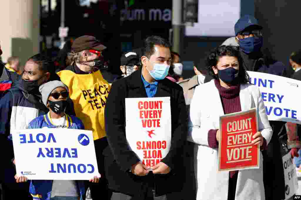 La representante Rashida Tlaib camina con junto a manifestantes que quieren que se cuente cada voto de las elecciones presidenciales de 2020, marchan por Woodward Avenue el 4 de noviembre de 2020 en Detroit, Michigan.