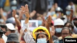 Una mujer muestra un saludo de tres dedos durante una protesta contra el golpe militar en Naypyitaw, Myanmar, el 8 de marzo de 2021.