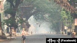 ဆန္ဒပြပွဲတွေ ပစ်ခတ်ဖြိုခွဲခံရလို့ ထိခိုက်သေဆုံးတဲ့အခြေအနေများနဲ့အတူ မြန်မာ့အရေးသုံးသပ်ချက်နဲ့ အားကစား သီတင်းပတ်စဉ်ကဏ္ဍတွေအပါအဝင် ဗုဒ္ဓဟူးည ၉း၀၀-၁၀း၀၀ နာရီ ရေဒီယိုအစီအစဉ်