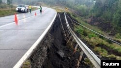 La route est endommagée après un séisme au sud du Chili, le 25 décembre 2016.