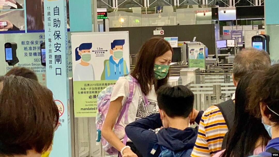 홍콩 국제공항에서 영국으로 출국하는 주민이 친지들과 작별 인사를 하고있다. (자료사진)