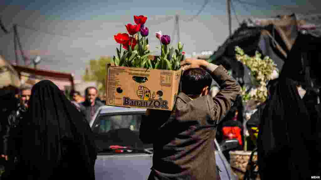 نوروز نویدبخش بهار است و بهار بدون گل معنایی ندارد. پس بازار خرید و فروش گل در آستانه نوروز حسابی داغ است. &nbsp;