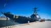 FILE - Kapal perusak kelas Arleigh Burke USS Gravely berlabuh di pelabuhan asalnya Stasiun Angkatan Laut Norfolk di Norfolk, Virginia, 14 Maret 2023. Para pejabat AS mengatakan kapal itu menembak jatuh rudal yang ditembakkan dari Yaman oleh Iran.