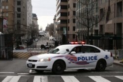 Agentes de la policía de Washington aseguran el área cercana a la Casa Blanca antes de la toma de posesión del presidente electo de Estados Unidos, Joe Biden, en Washington D.C. el 17 de enero de 2021.