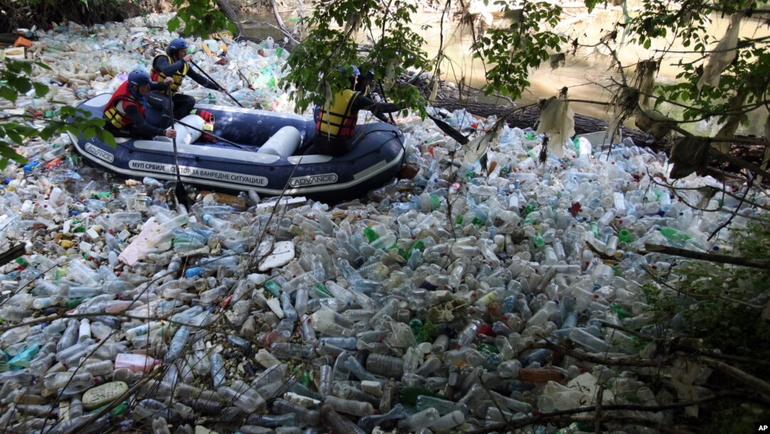 Spasilački tim policije Srbije se probija kroz plastični otpad u Južnoj Moravi u blizini Vranja, 10. maj 2013. (AP Photo/Darko Vojinovic)