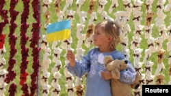Інсталяцію із 20 тисячами білих ведмедиків, які представляють 20 тисяч українських дітей, які були насильно переміщені до Росії було створено у партнерстві із Американською коаліцією за Україну та компанією Meest. Її представили у дев'яти містах США та Канади.