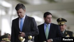 El presidente de Colombia, Juan Manuel Santos (izquierda), junto a su ministro de Defensa, Juan Carlos Pinzón.