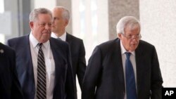 Dennis Hastert (derecha) acordó declararse culpable de pagar para ocultar secretos y mentir al FBI.
