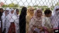 اسلام آباد کے ایک پولنگ اسٹیشن کے باہر خواتین ووٹ ڈالنے کے انتطار میں کھڑی ہیں۔ 25 جولائی 2018