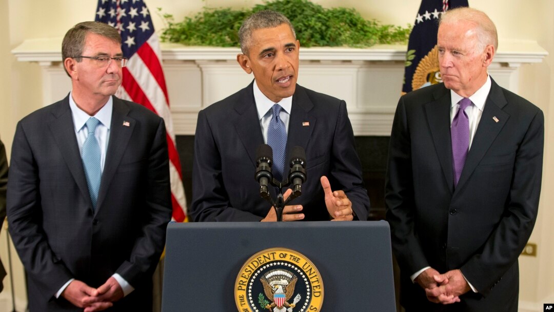 Presiden AS Barack Obama, didampingi Wapres Joe Biden (kanan) dan Menhan Ash Carter mengumumkan penundaan penarikan pasukan dari Afghanistan, Kamis (15/10). 