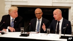 Presiden AS Donald Trump bersama CEO Microsoft Satya Nadella (tengah) dan CEO Amazon Jeff Bezos dalam pertemuan di Gedung Putih (foto: dok). 