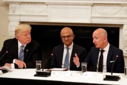 特朗普總統(左)、微軟首席執行官納德拉和亞馬遜首席執行官貝索斯(右)在美國科技委員會圓桌會議上交談。(2017年6月19日)