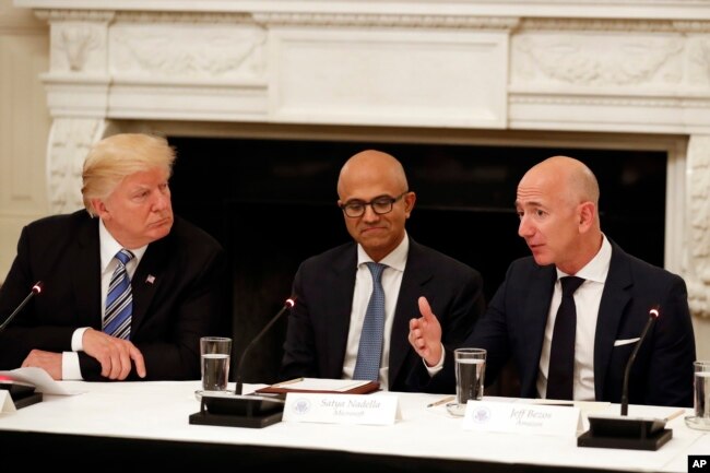 资料照片：特朗普总统(左)、微软首席执行官纳德拉和亚马逊首席执行官贝索斯(右)在美国科技委员会圆桌会议上交谈。(2017年6月19日)