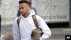 Neymar quitte l'hôtel pour monter à bord d'un bus en direction de l'aéroport de Kazan, Russie, 7 juillet 2018.