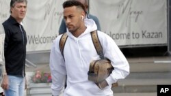 Le Brésilien Neymar quitte l'hôtel pour monter à bord d'un bus en direction de l'aéroport de Kazan, Russie, le 7 juillet 2018.