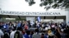 ARCHIVO - Manifestantes protestan frente a la Universidad Centroamericana (UCA), dirigida por los jesuitas, en Managua, Nicaragua, el 2 de agosto de 2018. La UCA fue Fundada por los jesuitas en 1960 e históricamente ha rechazado el autoritarismo. 