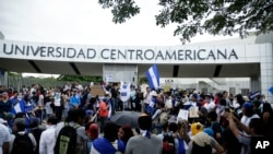 ARCHIVO - Manifestantes protestan frente a la Universidad Centroamericana (UCA), dirigida por los jesuitas, en Managua, Nicaragua, el 2 de agosto de 2018. La UCA fue Fundada por los jesuitas en 1960 e históricamente ha rechazado el autoritarismo. 