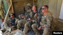 지난 2018년 8월 아프가니스탄 마이단 바르다크주에 위치한 아프간 공군기지에 앉아 있는 미군들. 