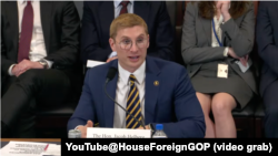 美国负责经济事务的副国务卿雅各布·赫尔伯格在众议院外交事务委员会举行的一场听证会上作证。(2026年2月24日)