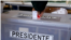 Urna de la jornada presidencial de Chile en un colegio electoral de Santiago.