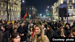 Studenti su krenuli od zgrade Vrhovnog javnog tužilaštva ka zgradi Radio televizije Srbije u Takovskoj ulici u Beogradu (Glas Amerike / ustupljena fotografija)