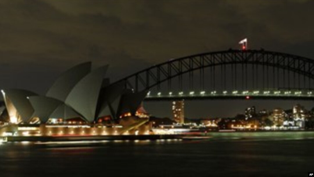 Sydney Harbor Bridge dan Sydney Opera House dalam perayaan 'Earth Hour' tahun 2008 (Foto: dok). Tahun ini 'Earth Hour' kembali dirayakan warga dunia dengan mematikan lampu selama satu jam, Sabtu (31/3)