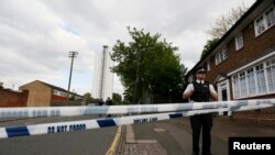 Polisi London mengamankan lokasi serangan di Woolwich, London tenggara (22/5).