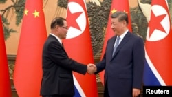 2026년 7월 11일 북한 조선중앙통신이 공개한 사진에서 시진핑 중국 국가주석(사진 오른쪽)과 박태성 북한 내각 총리가 중국 베이징에서 악수를 나누고 있다.