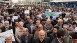 همزمان با بیست و پنجمین سالگرد تصویب قانون کار، به دعوت تشکل &quot;خانه کارگر&quot; که یک تشکل نیمه دولتی بحساب می آید، صدها کارگر در تهران در تجمعی خواستار لغو قراردادهای موقت شدند.<br />
عکس علیرضا خضرائی، ایلنا