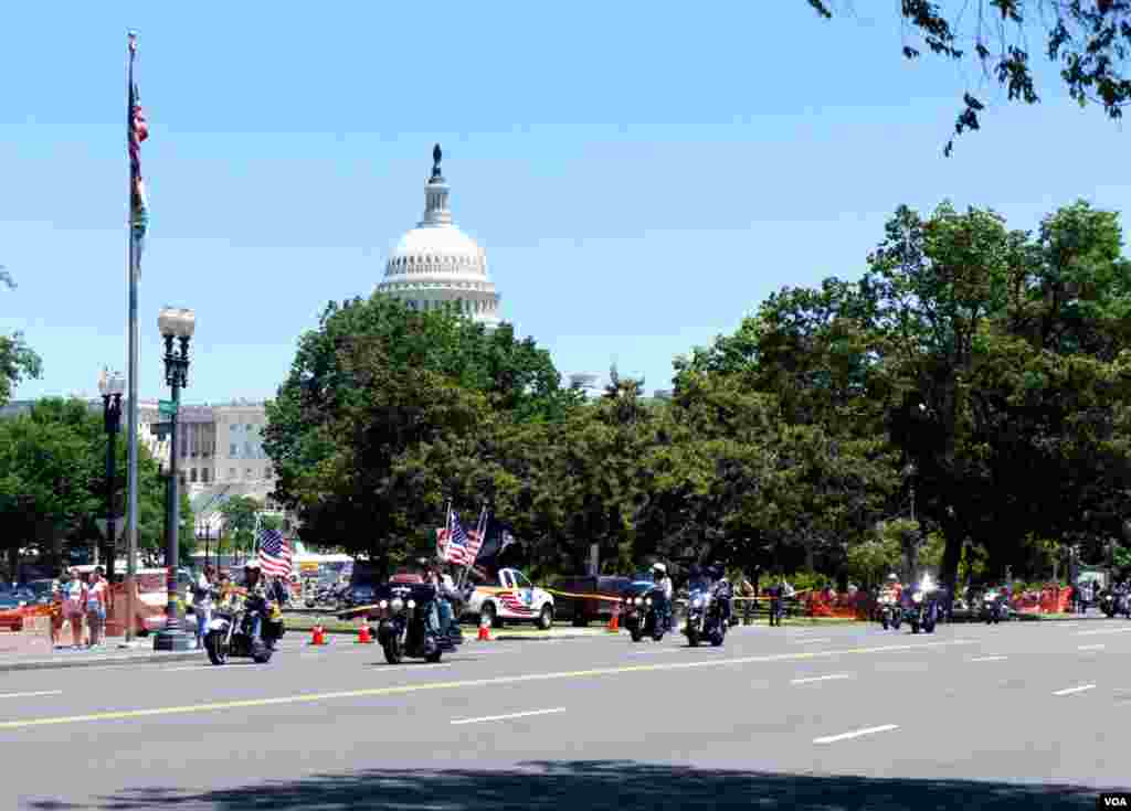 The Rolling Thunder rally, an annual motorcycle rally that is held in Washington, DC during the Memorial Day weekend to call for the government's recognition and protection of Prisoners of War (POWs) and those Missing in Action (MIAs). (Reasey Poch/VOA)