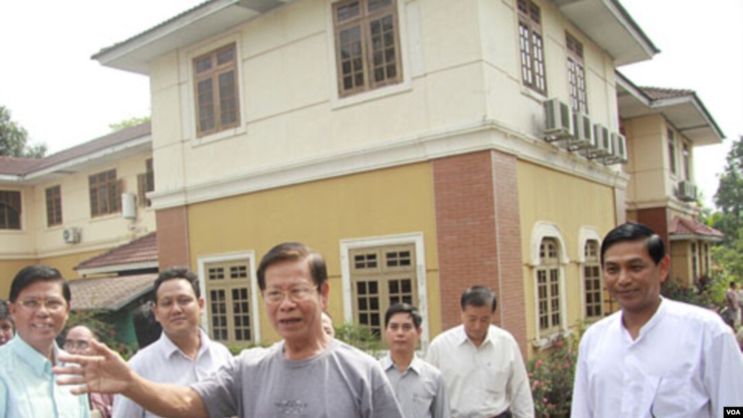 Mantan perdana menteri Burma, Khin Nyunt, berbicara kepada pers di Rangoon, setelah dinyatakan bebas dari tahanan rumah (13/1).