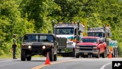 宪兵在西点军校车祸现场附近引导交通。(2019年6月6日)