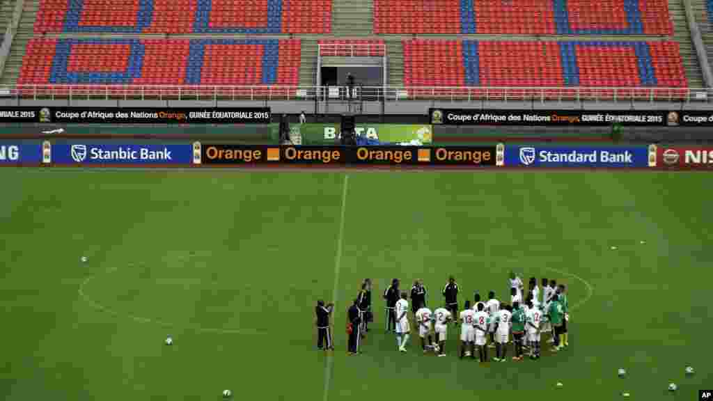 Claude LeRoy, entraîneur de l&#39;équipe nationale du Congo parle à ses joueurs au cours d&#39;une séance d&#39;entrainement avant le match d&#39;ouverture de la Coupe d&#39;Afrique des Nations de football à Bata, en Guinée équatoriale, le vendredi 16 janvier 2015.