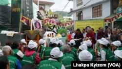 藏人庆祝十一世班禅喇嘛30周岁生日