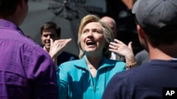 La candidate démocrate pour la présidentielle américaine Hillary Clinton parle avec des bénévoles lors de l’enregistrement des électeurs en dehors des Hub Coffee Roasters à Reno, au Nevada, 25 août 2016. (AP Photo / Carolyn Kaster)