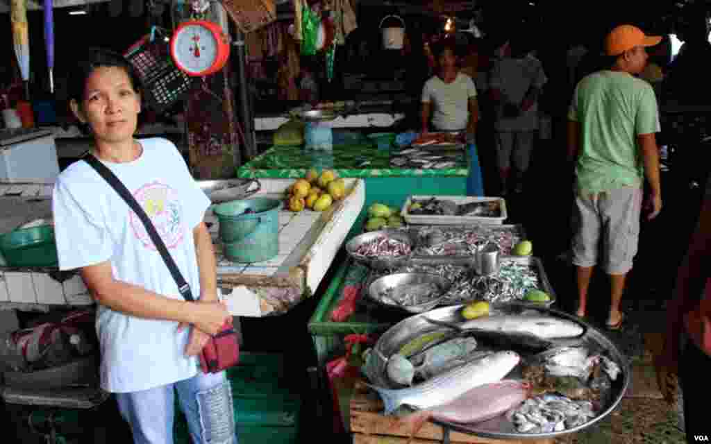 Chợ c&aacute; ở Masinloc, Philippines. (D. Schearf/VOA)