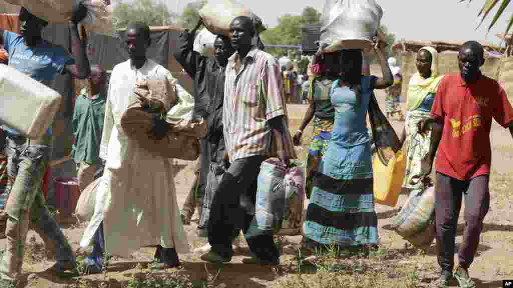 &#39;Yan gudun hijira sandiyar hare-haren &#39;yan Boko Haram sun karban kayayyakin agaji da suka hada da abinci a sansanin &#39;yan gudun hijira a Yola.