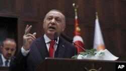 Presiden Turki Recep Tayyip Erdogan berpidato di hadapan para legislator partai berkuasa di Ankara, Turki, Selasa, 14 Januari 2020. (Foto: AP)